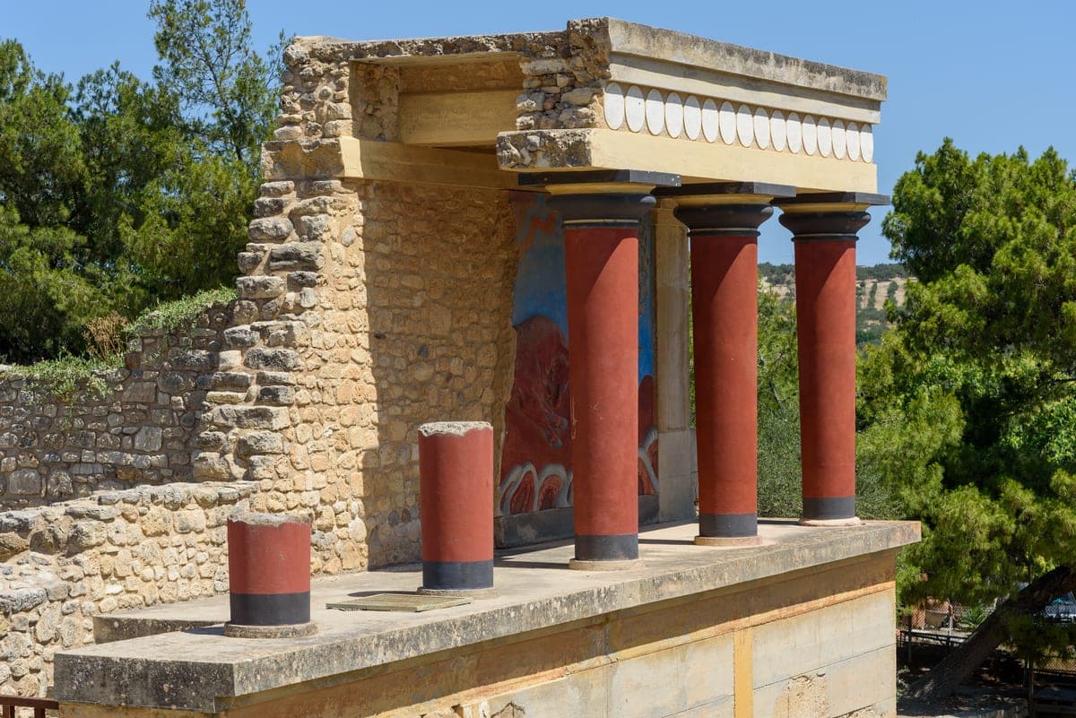 Intrarea de nord a palatului Knossos, cu coloanele roșii reconstituite.
