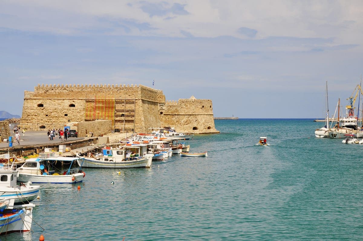 Fortăreața venețiană Koules, la gura portului vechi din Heraklion.