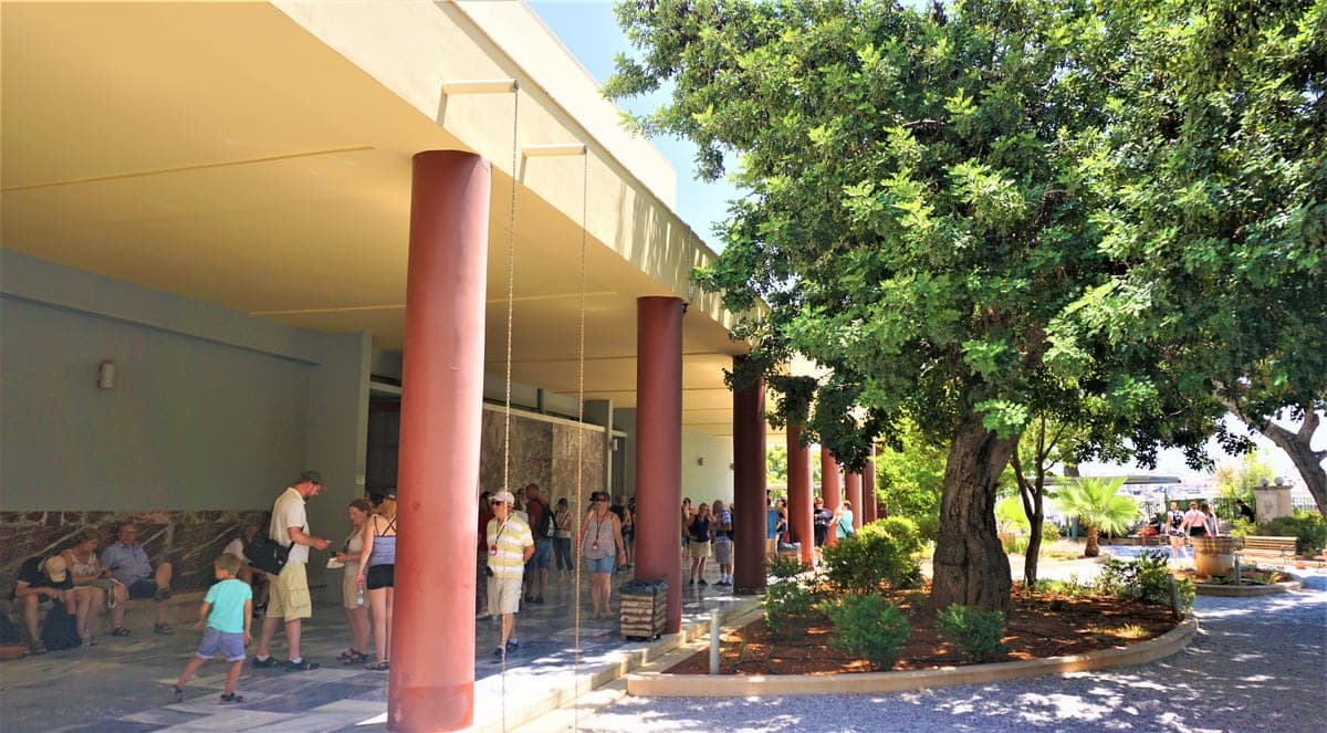 Intrarea Muzeului Arheologic din Heraklion, cu coloane roșii minoice.