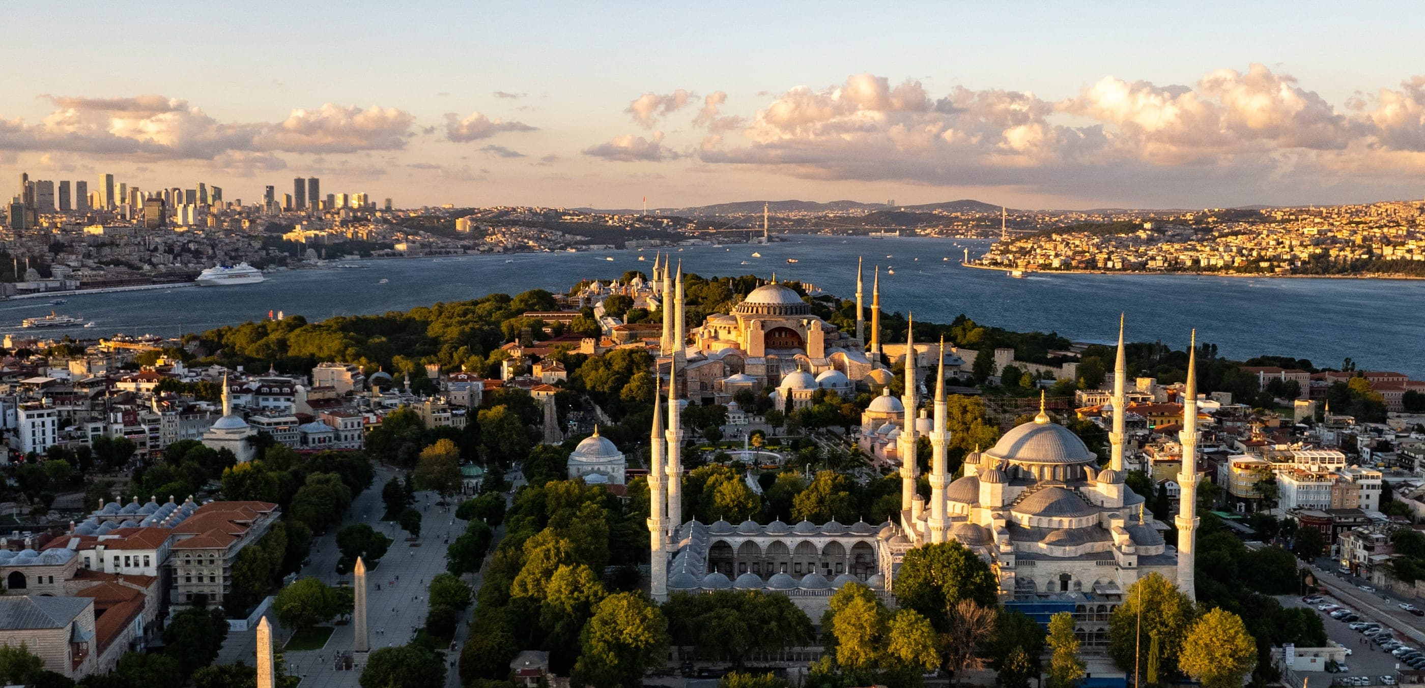 Peninsula istorică a Istanbulului, cu Moscheea Albastră și Ayasofya, și Bosforul în spate.