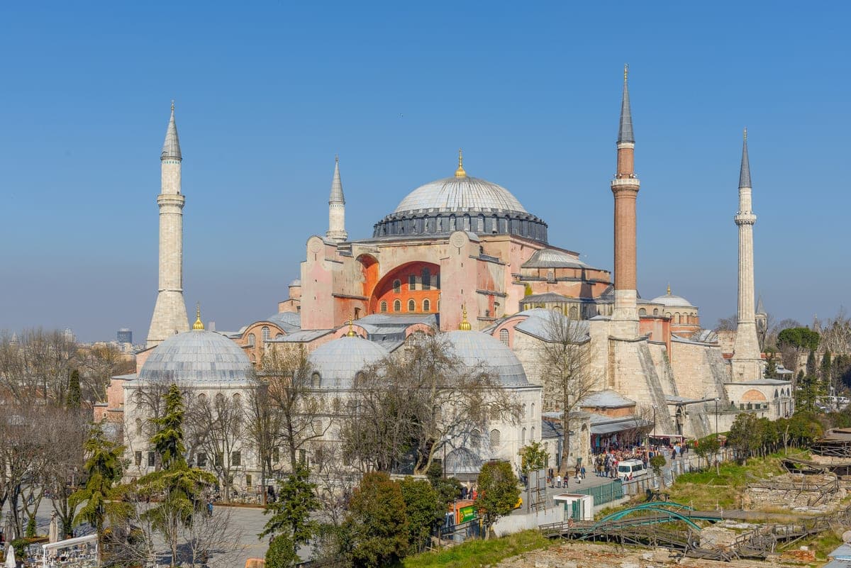 Ayasofya văzută dinspre parcul din Sultanahmet, cu cele patru minarete.