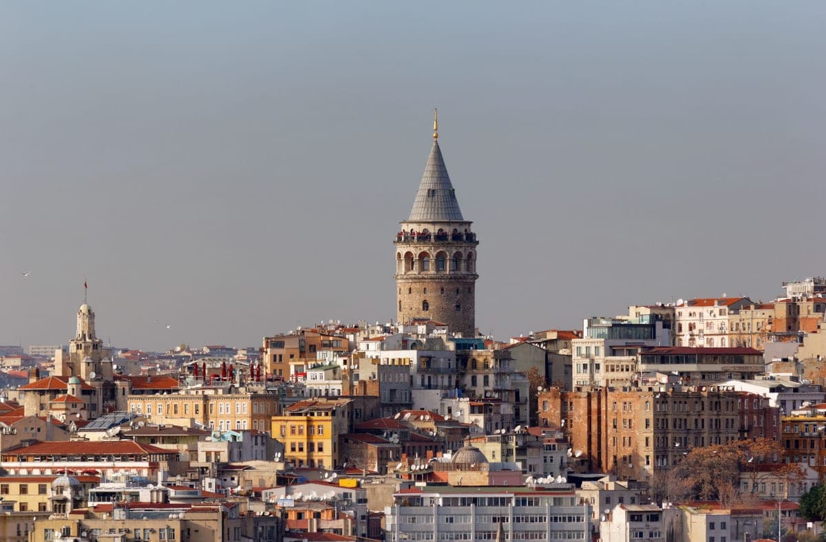 Turnul Galata ridicându-se deasupra acoperișurilor din Beyoğlu.