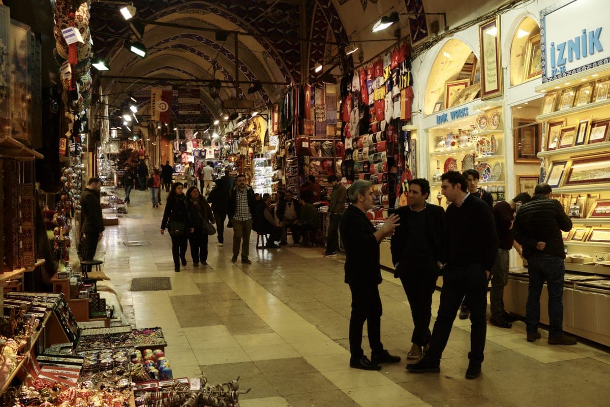 Una dintre străzile boltite ale Marelui Bazar, cu prăvălii pe ambele laturi.