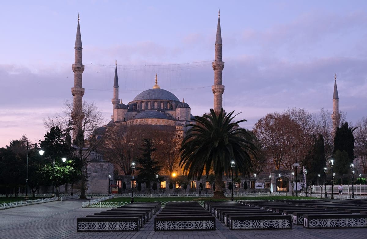 Moscheea Sultanahmet cu cele șase minarete ale ei, văzută din piață.