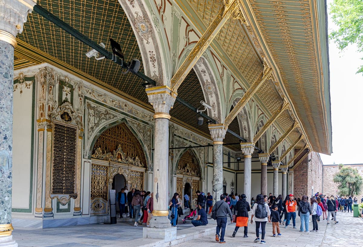 Porticul Divanului Imperial din curtea a doua a Palatului Topkapı.