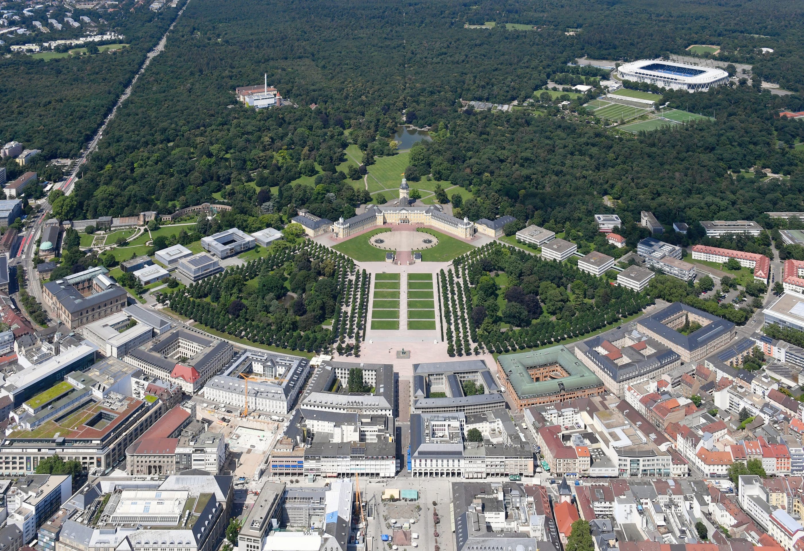 Karlsruhe văzut de sus, cu palatul, Schlossgarten și străzile care pornesc în evantai.