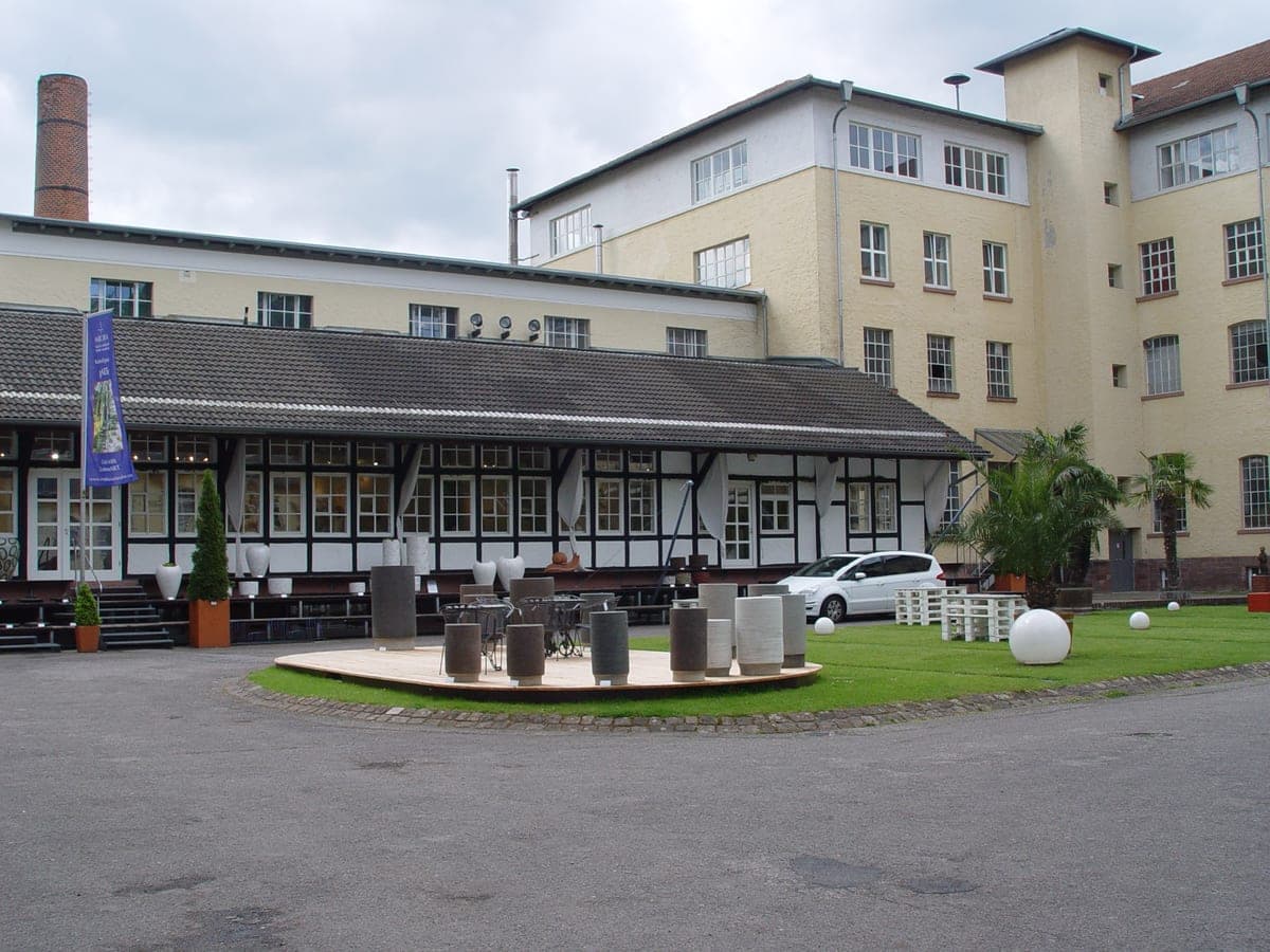 Clădirile manufacturii Majolika din Karlsruhe, cu curtea din față.