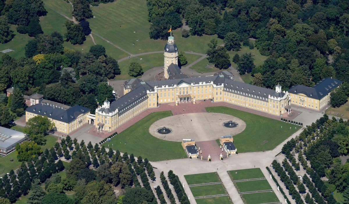 Palatul din Karlsruhe văzut de sus, cu Schlossgarten în spate.