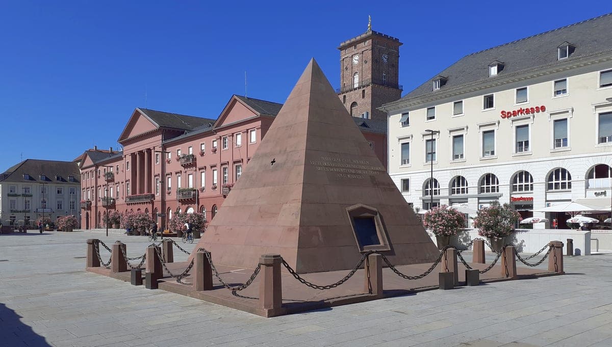 Piramida din Marktplatz, cu Primăria în spate.