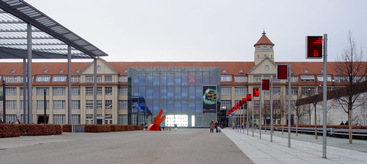 Clădirea ZKM din Karlsruhe, cu fațada de sticlă a intrării.