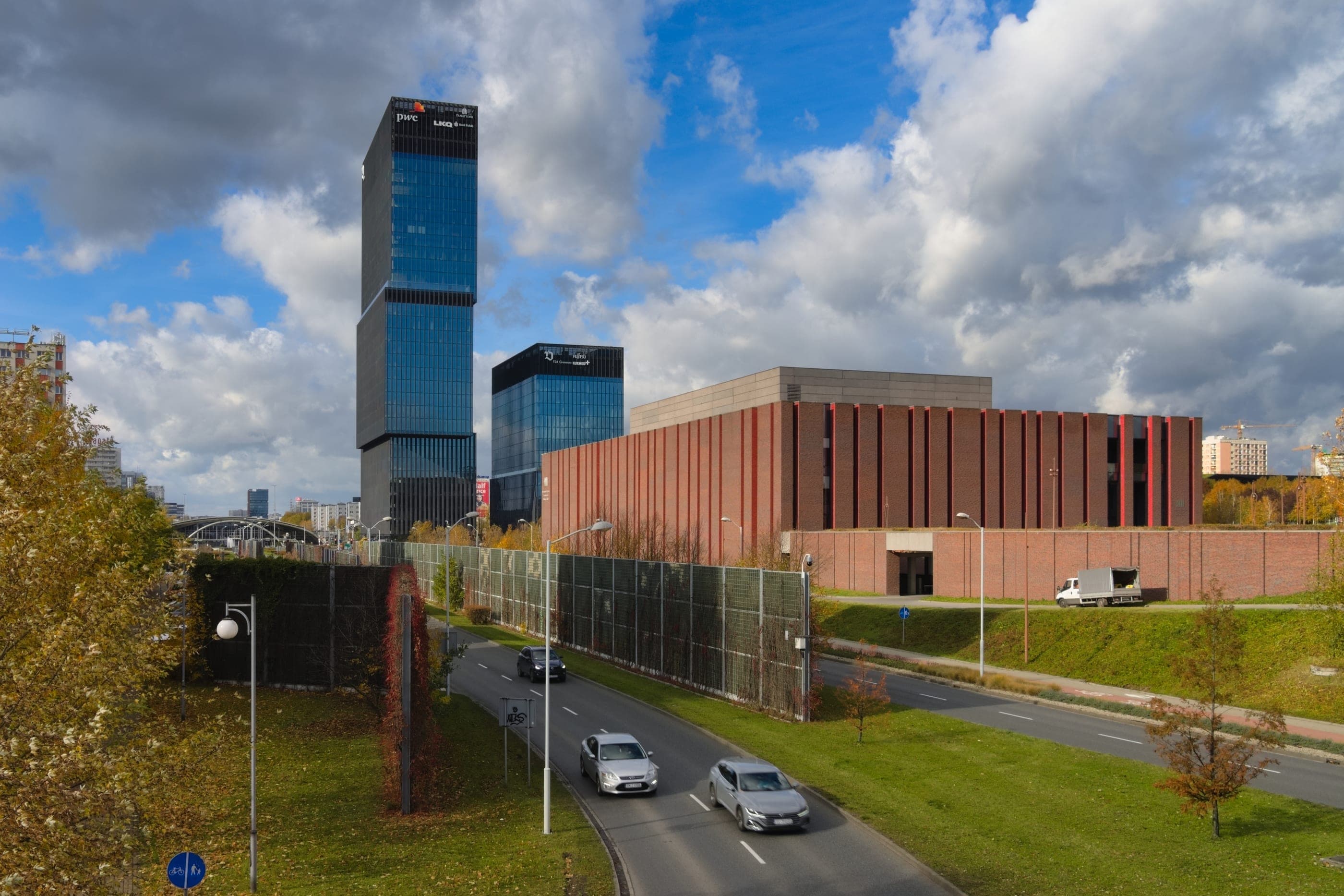 Turnurile KTW și clădirea de cărămidă a NOSPR, în Katowice.