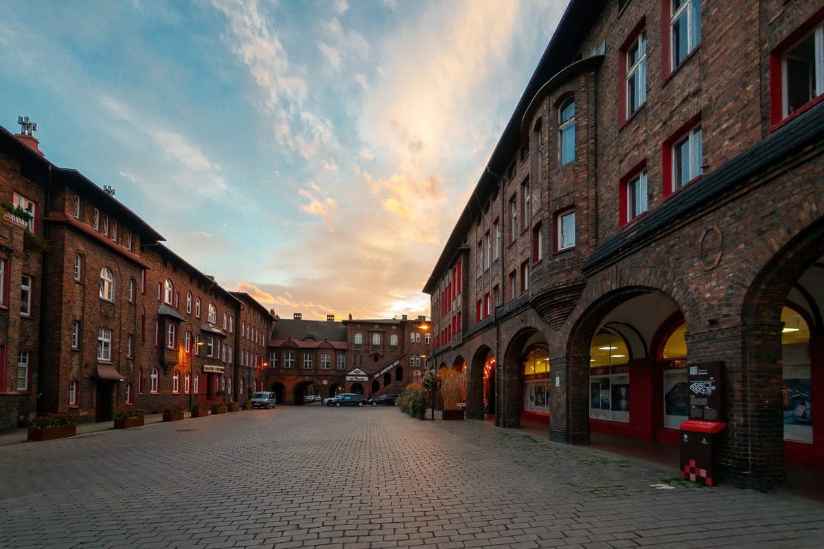 Curtea de cărămidă din Nikiszowiec, cartierul de mineri din Katowice.