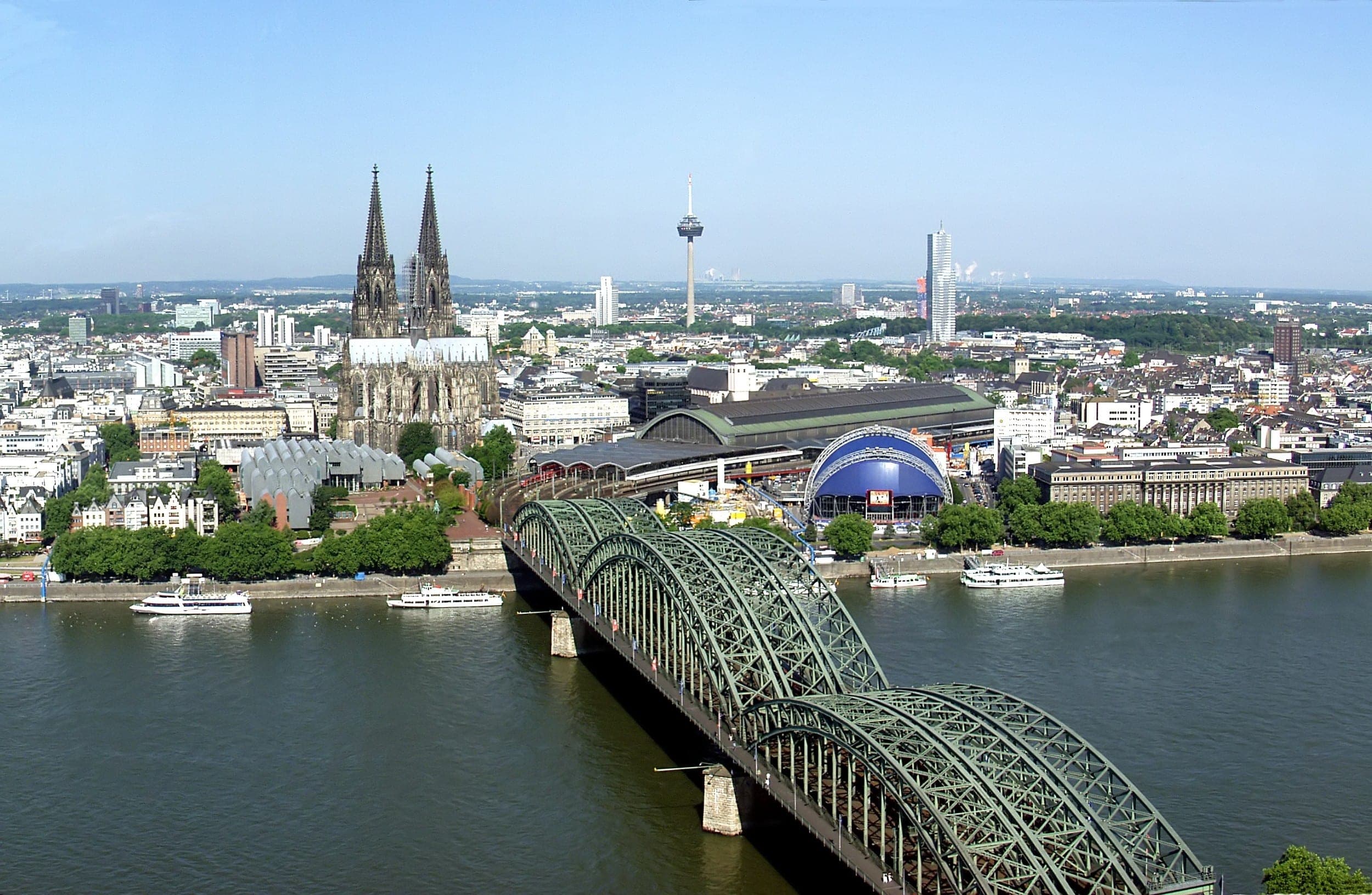 Centrul Kölnului văzut de peste Rin, cu Domul și Hohenzollernbrücke.