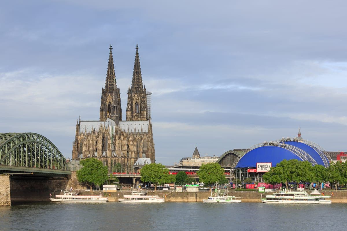 Domul din Köln văzut de pe malul celălalt al Rinului.