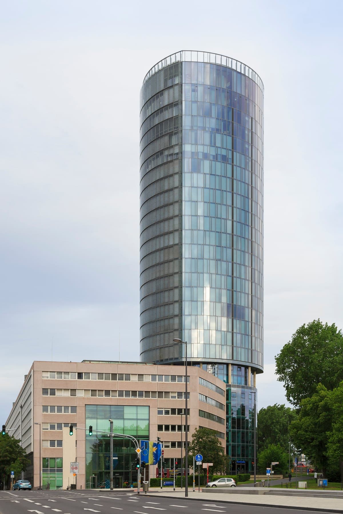 Turnul de sticlă KölnTriangle din cartierul Deutz.