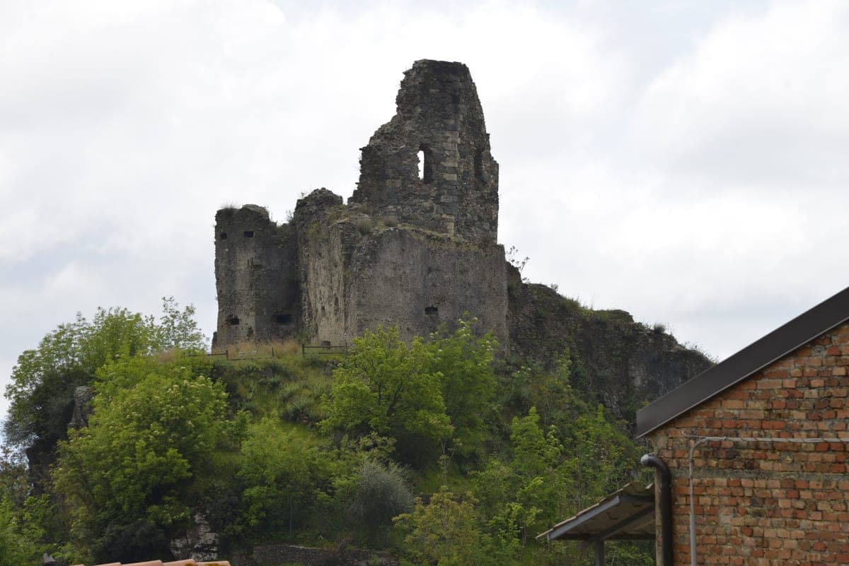 Ruinele castelului normanno-svev de deasupra Nicastrului.