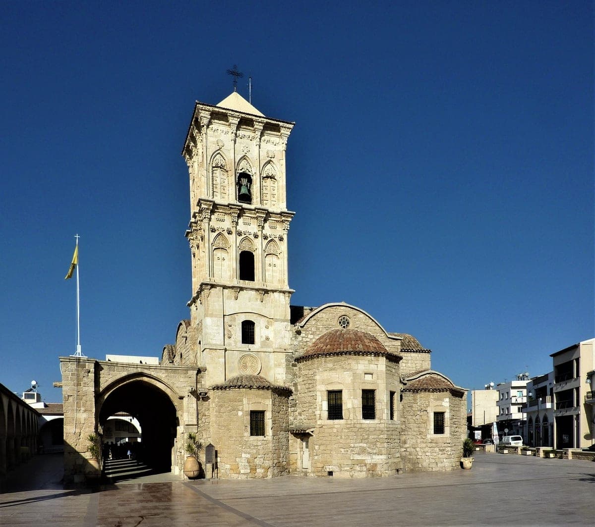 Fațada și clopotnița bisericii Sfântul Lazăr din Larnaca.