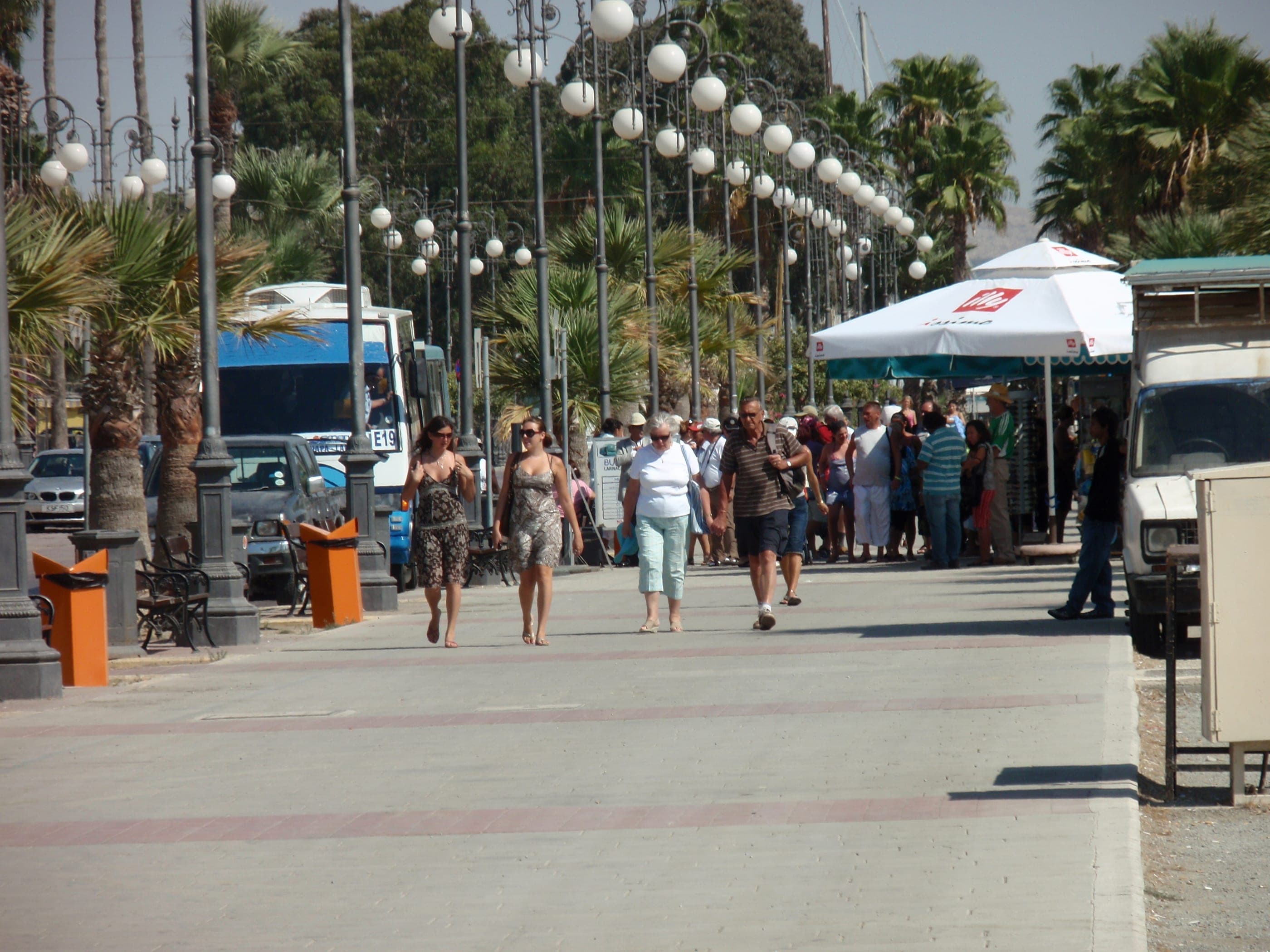 Promenada Finikoudes din Larnaca, cu palmierii ei.