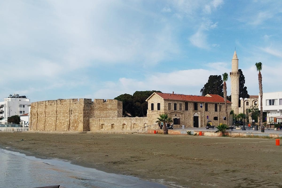 Fortul medieval din Larnaca, văzut dinspre plajă.