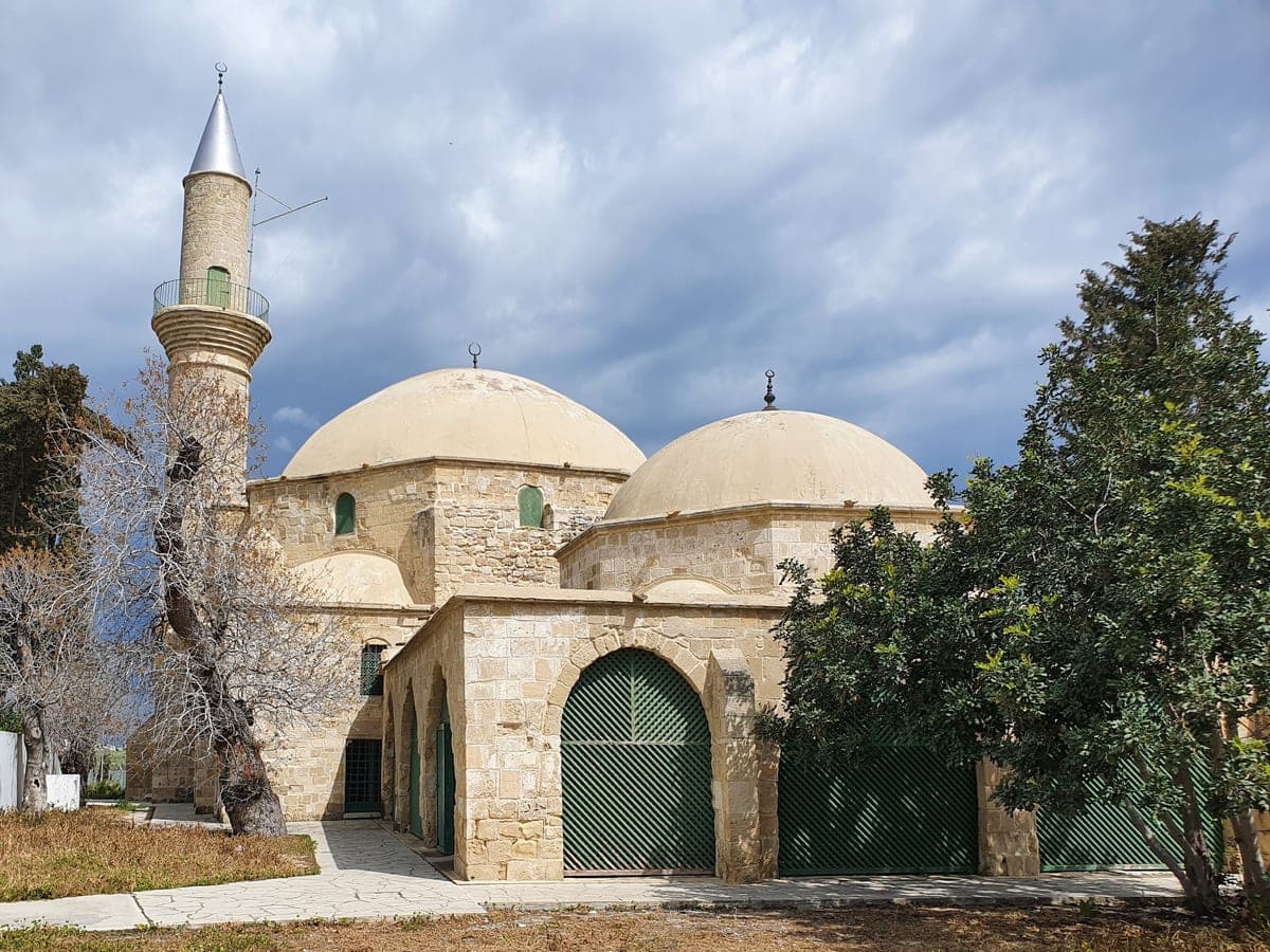 Moscheea Hala Sultan Tekke, cu cupolele și minaretul ei.