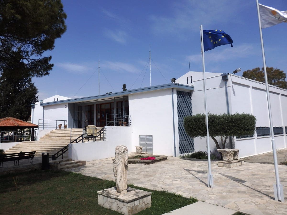 Intrarea Muzeului Arheologic din Larnaca, în piața Kalograion.