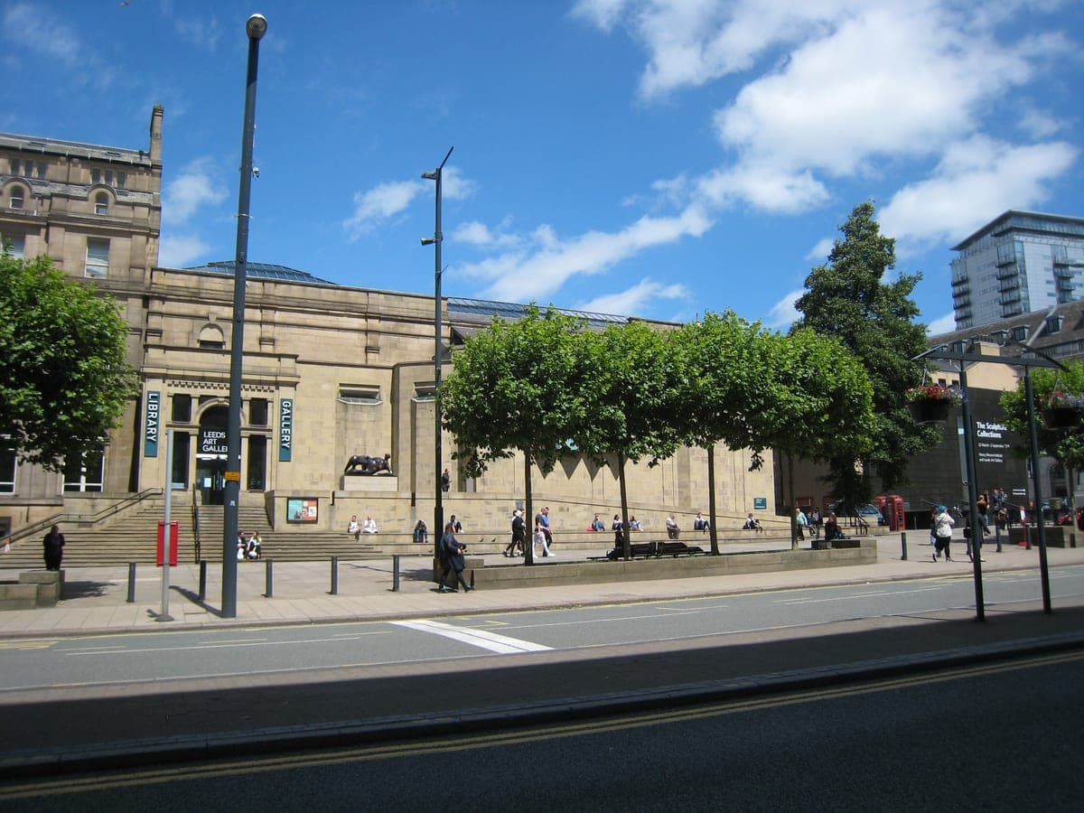 Clădirea Leeds Art Gallery de pe The Headrow, cu copaci în față.