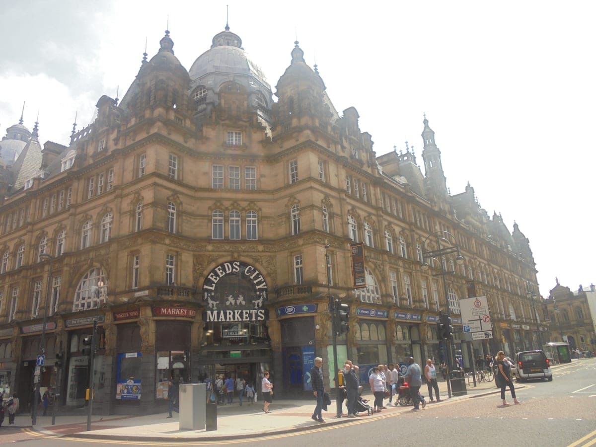 Fațada Kirkgate Market dinspre Vicar Lane, cu intrarea Leeds City Markets.