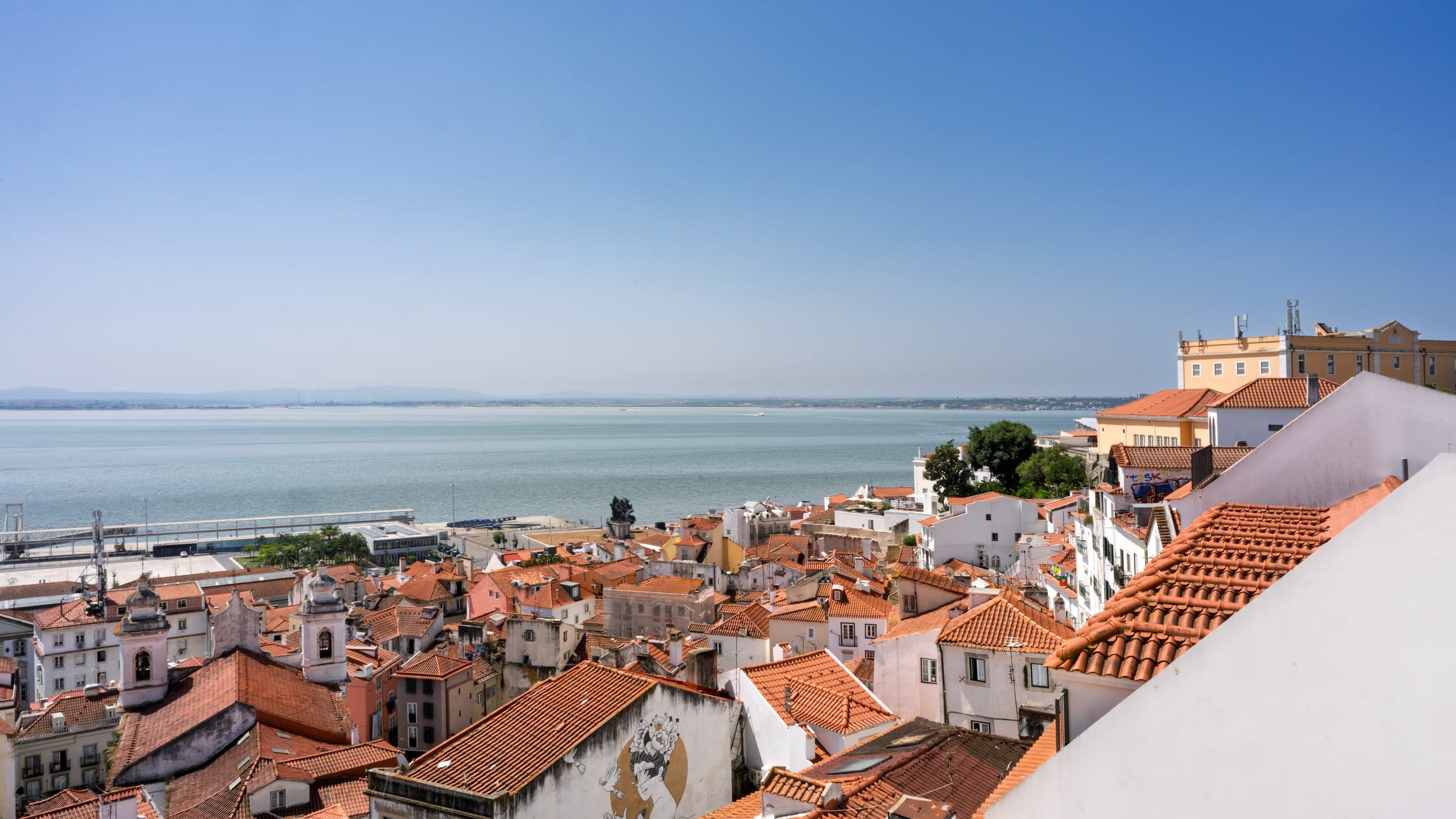 Acoperișurile Alfamei coborând spre râul Tejo, în Lisabona.