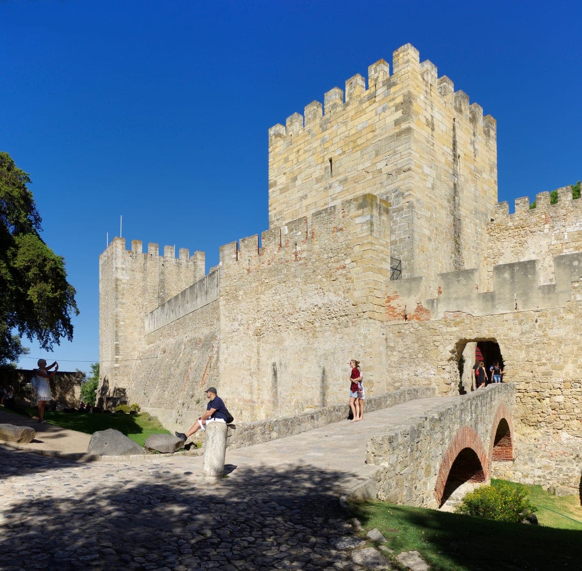 Zidurile și turnul Castelului São Jorge, cu podul de la intrare.
