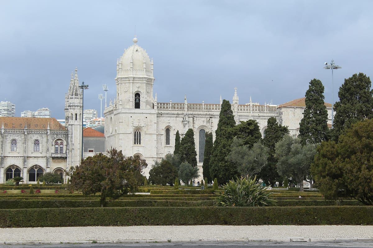 Mănăstirea Jerónimos văzută din grădinile Praça do Império.