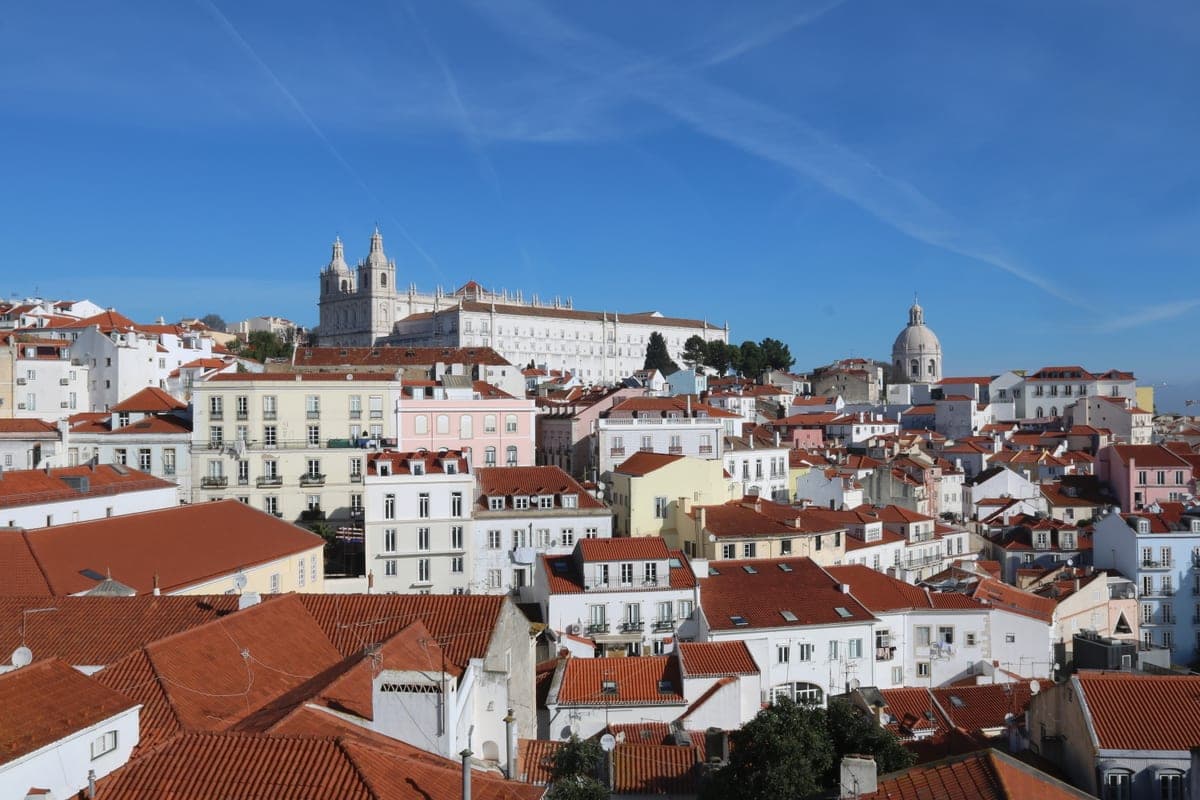 Alfama văzută de la Miradouro de Santa Luzia.