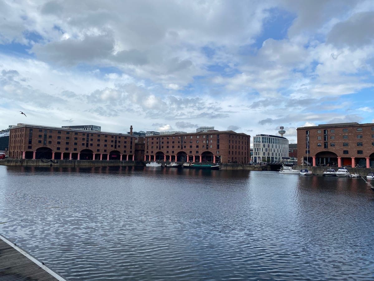 Depozitele de cărămidă de la Royal Albert Dock, văzute peste apa bazinului.