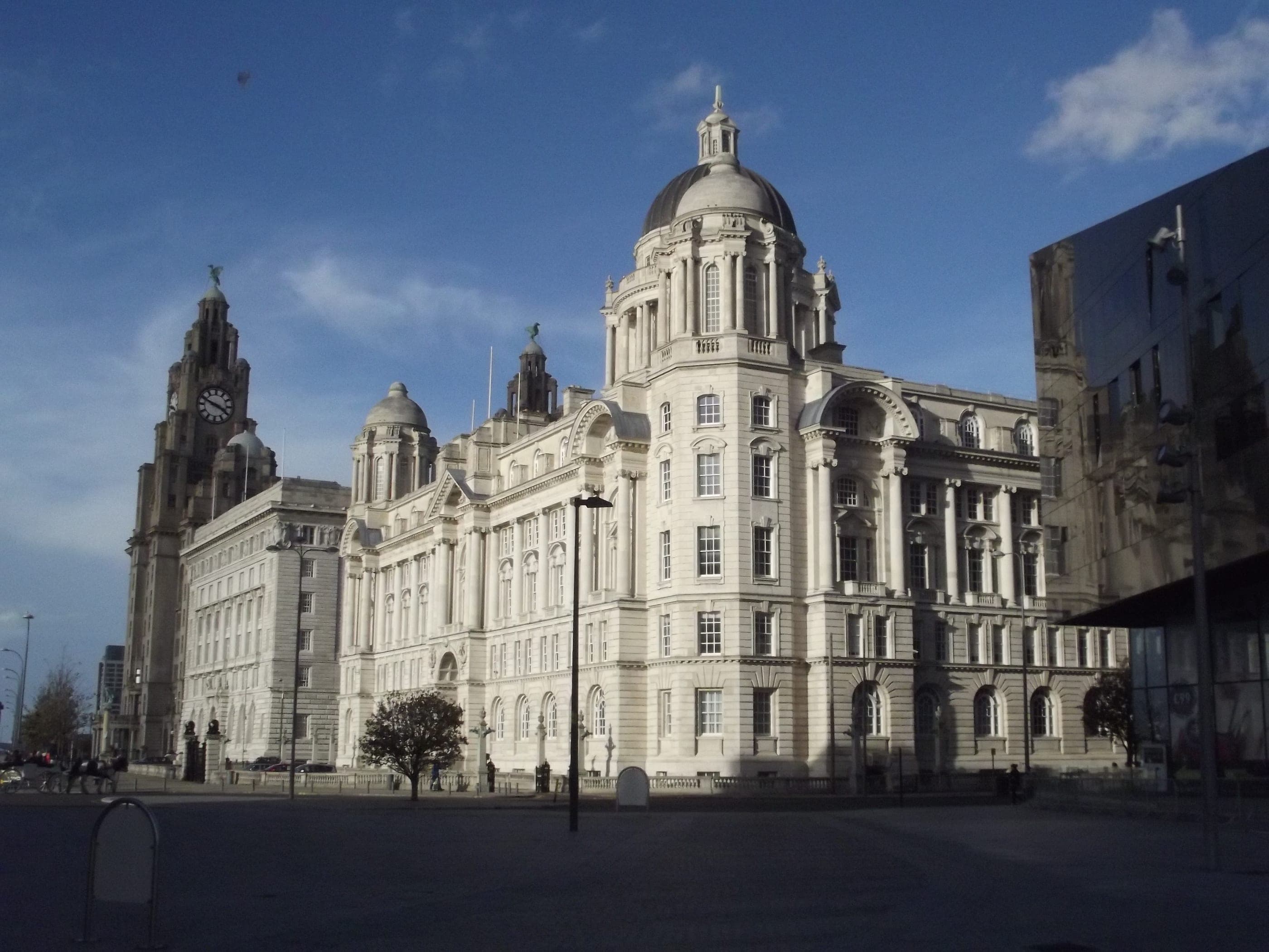 Clădirile Three Graces de pe faleza din Liverpool, cu Royal Liver Building în stânga.
