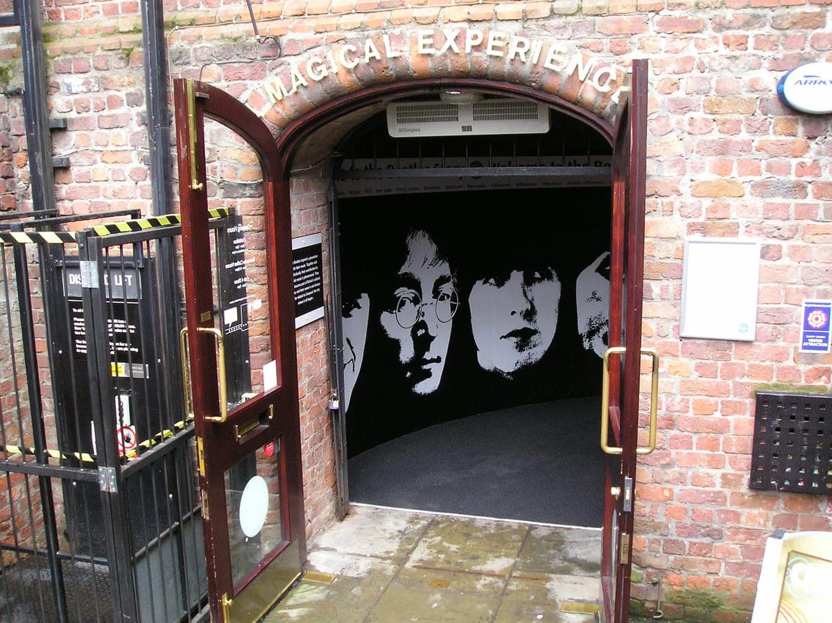 Intrarea în muzeul The Beatles Story, în zidul de cărămidă de la Albert Dock.