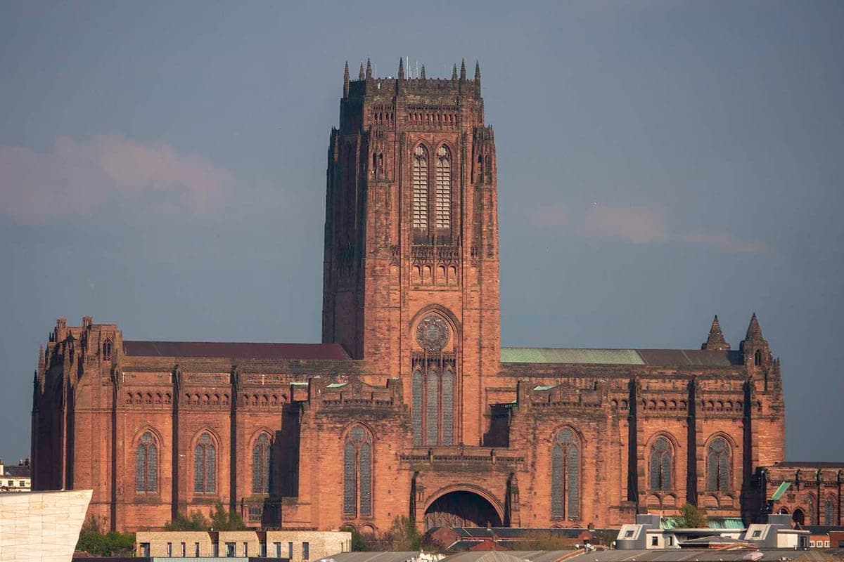 Catedrala anglicană din Liverpool, de gresie roșie, cu turnul masiv deasupra orașului.