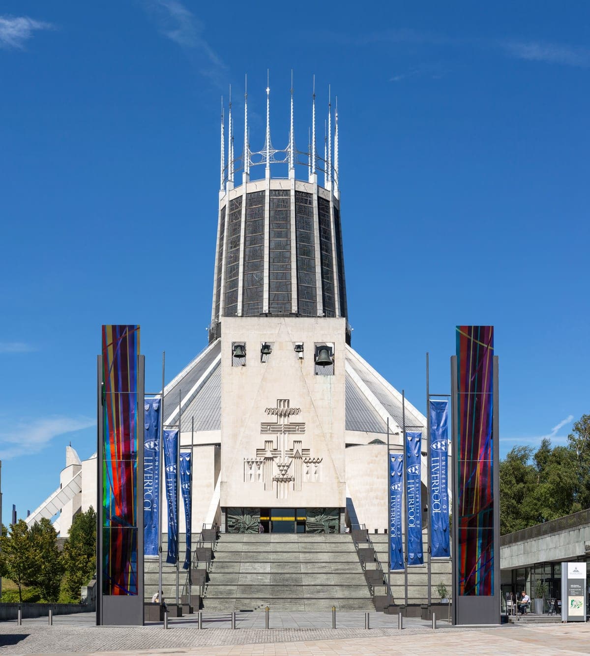 Catedrala Metropolitană din Liverpool, cu turnul rotund de vitralii, văzută de pe stradă.