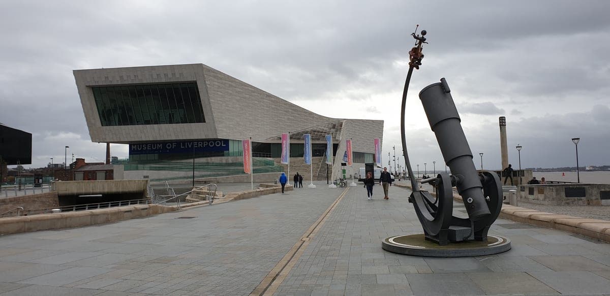 Clădirea albă a muzeului Museum of Liverpool, pe faleza de la Pier Head.