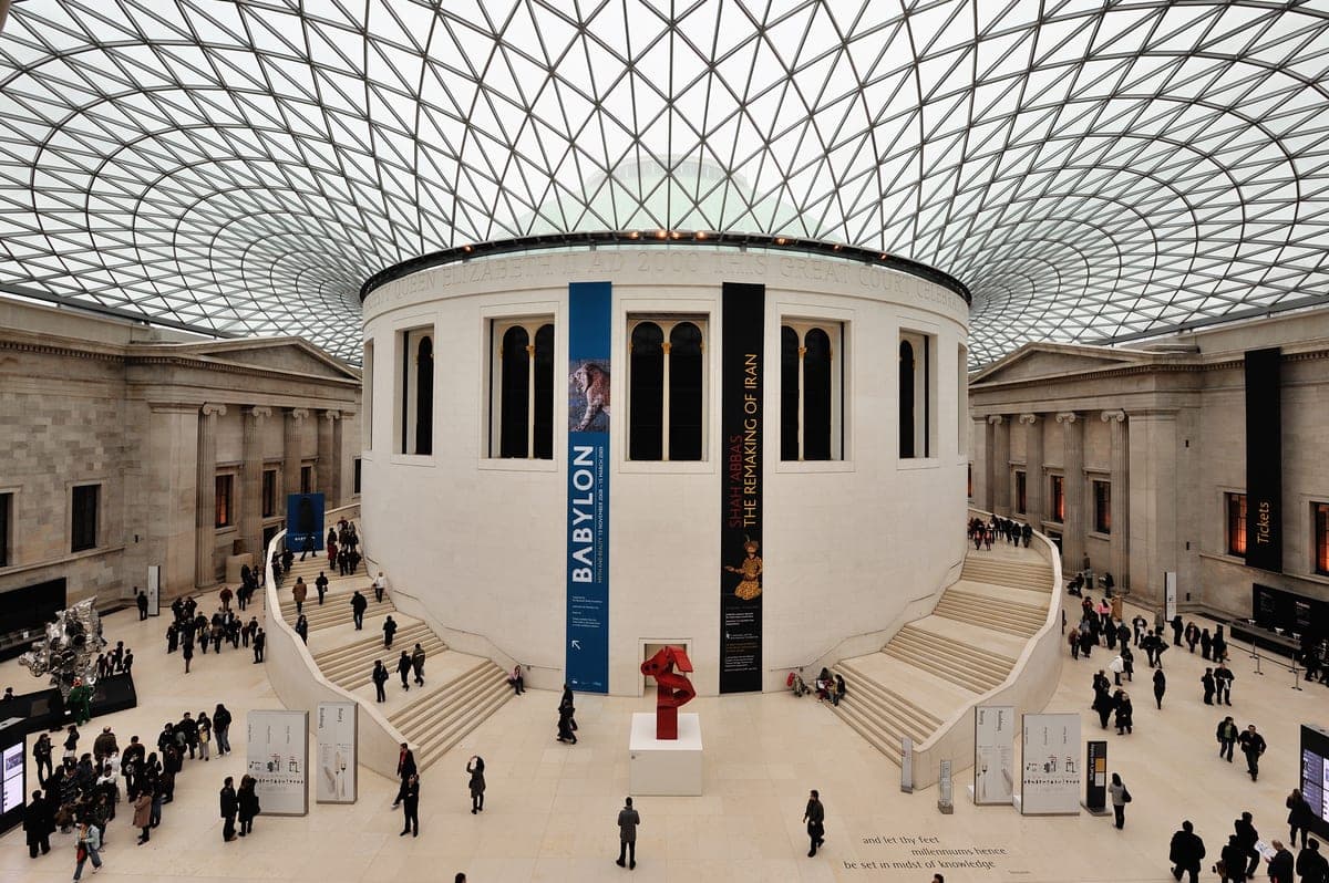 Curtea centrală a British Museum, sub acoperişul de sticlă.