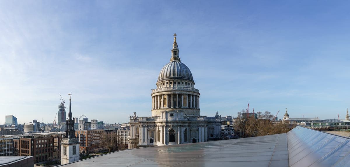 Domul catedralei St Paul's văzut de pe o terasă din apropiere, deasupra acoperişurilor din City.
