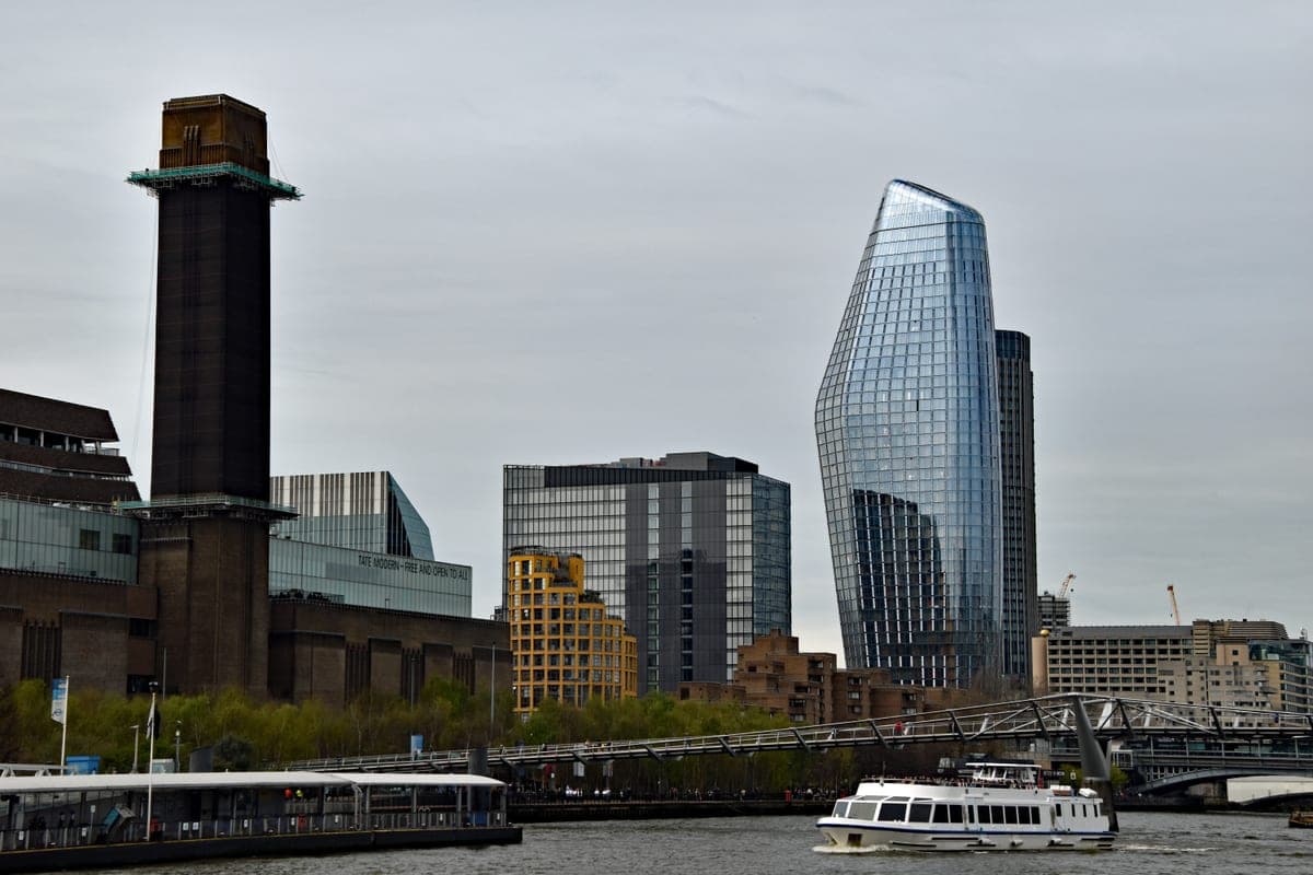 Clădirea de cărămidă a Tate Modern, fosta centrală electrică Bankside.