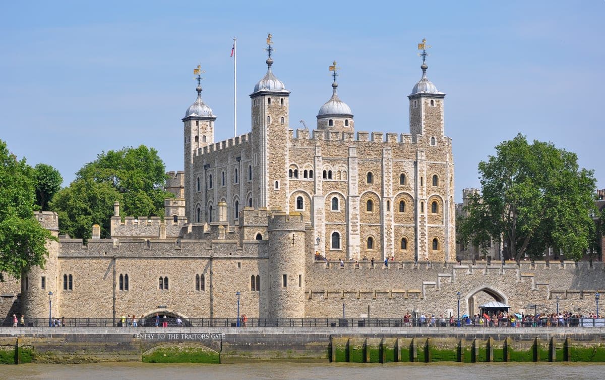 Tower of London văzut de pe Tamisa.