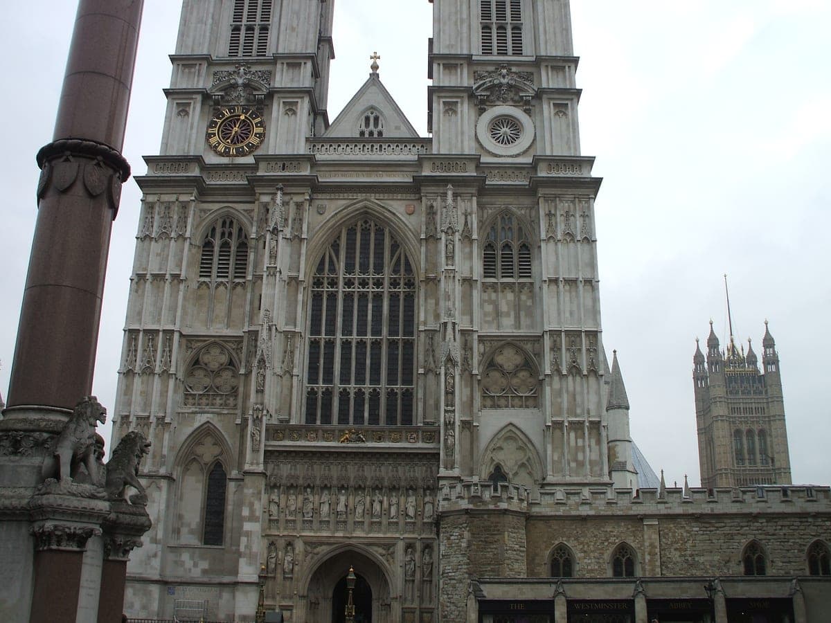 Faţada de vest a Westminster Abbey, cu cele două turnuri gotice, şi turnul Victoria al Parlamentului în spate.