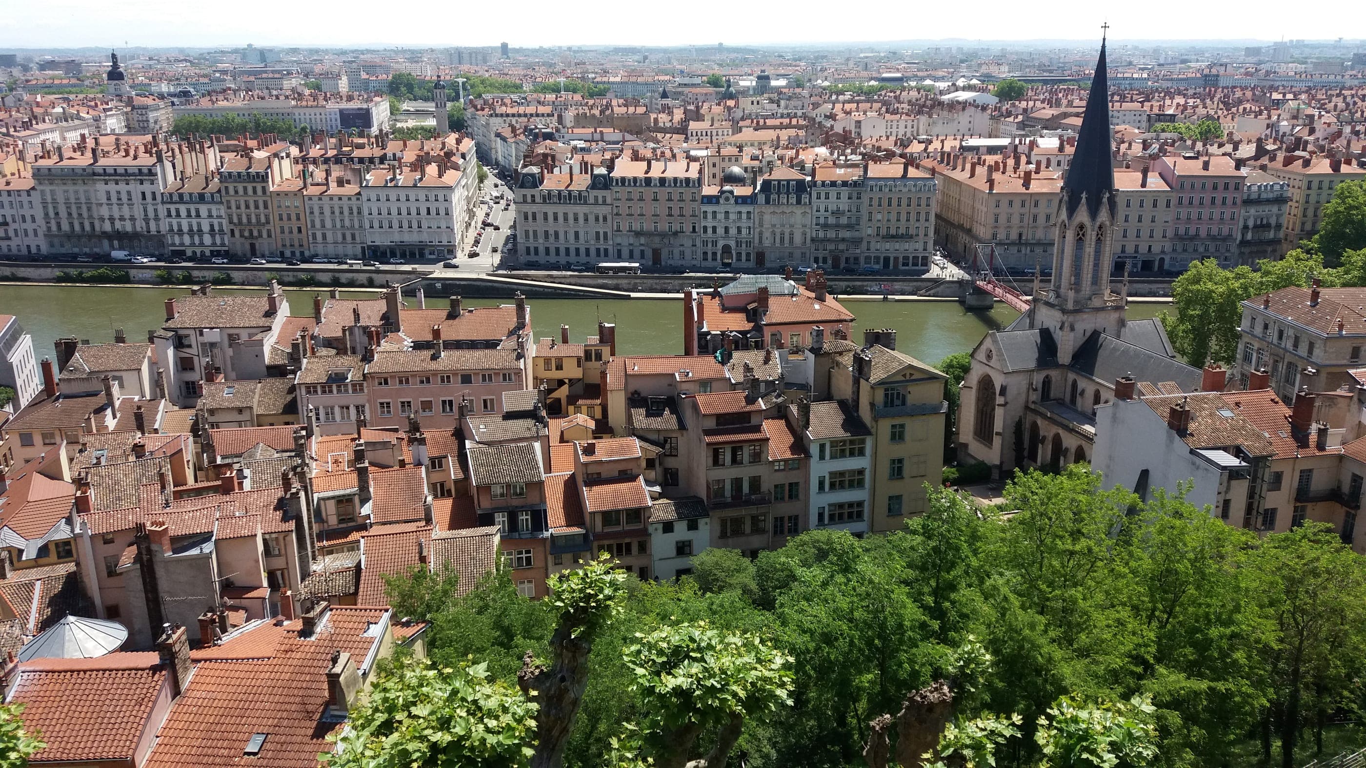 Acoperișurile din Vieux Lyon, Saône și Presqu'île, văzute de pe dealul Fourvière.