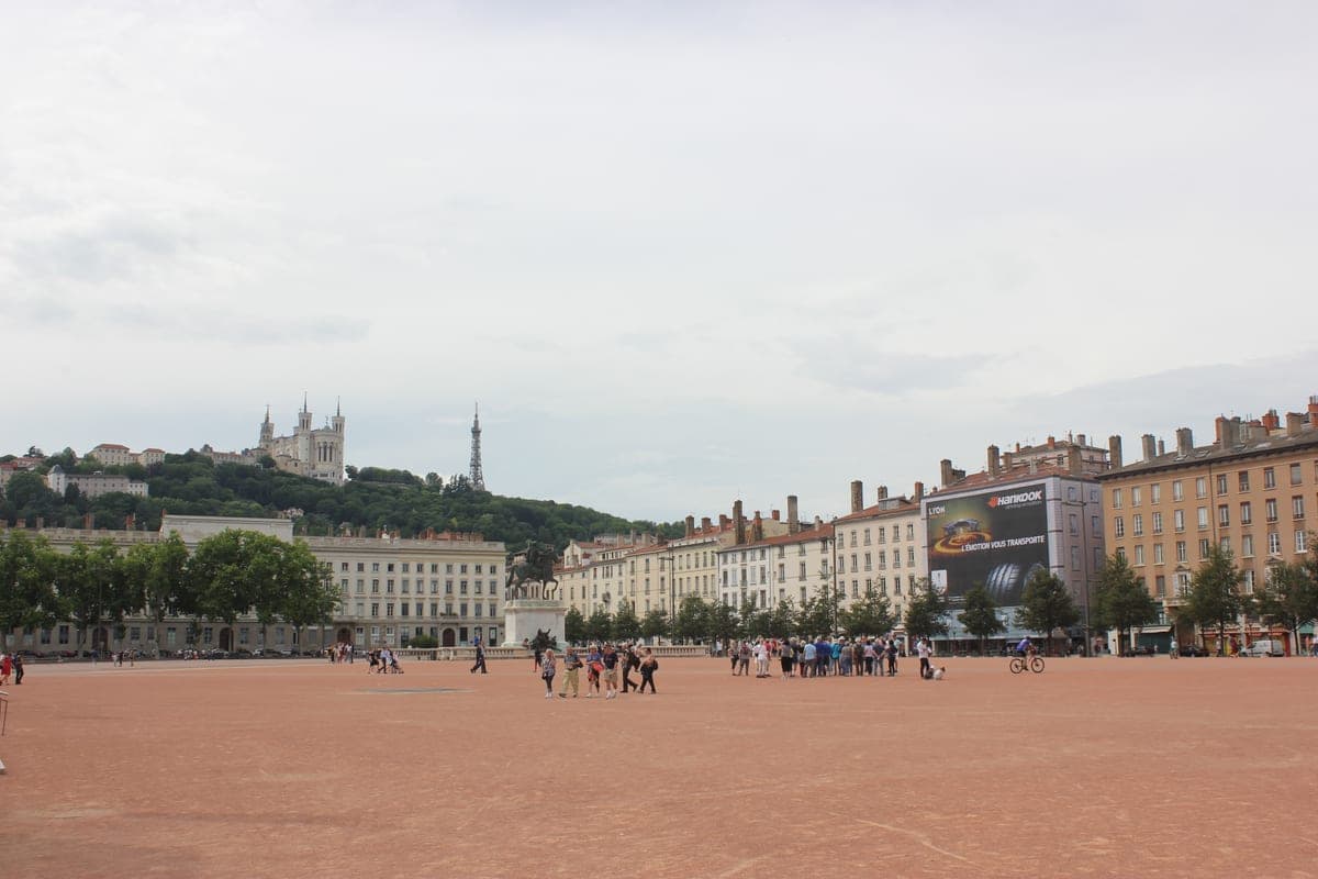 Place Bellecour, cu dealul Fourvière și bazilica în fundal.