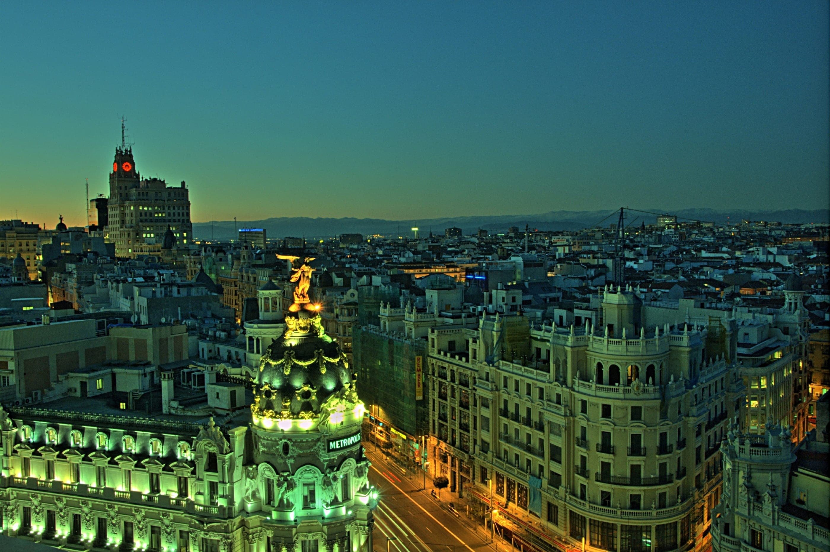 Madrid la apus, cu Gran Vía și clădirea Metrópolis.
