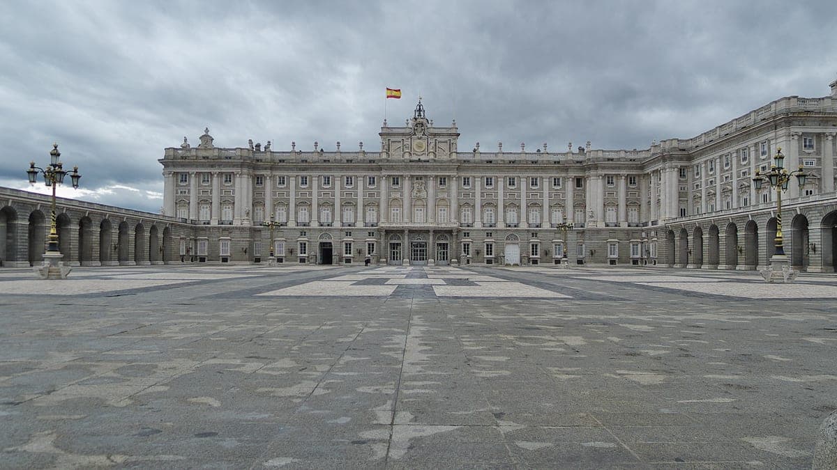 Fațada principală a Palatului Regal din Madrid.