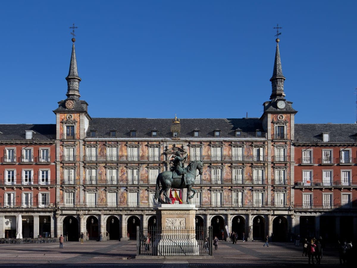 Plaza Mayor din Madrid, cu clădirile ei cu arcade.