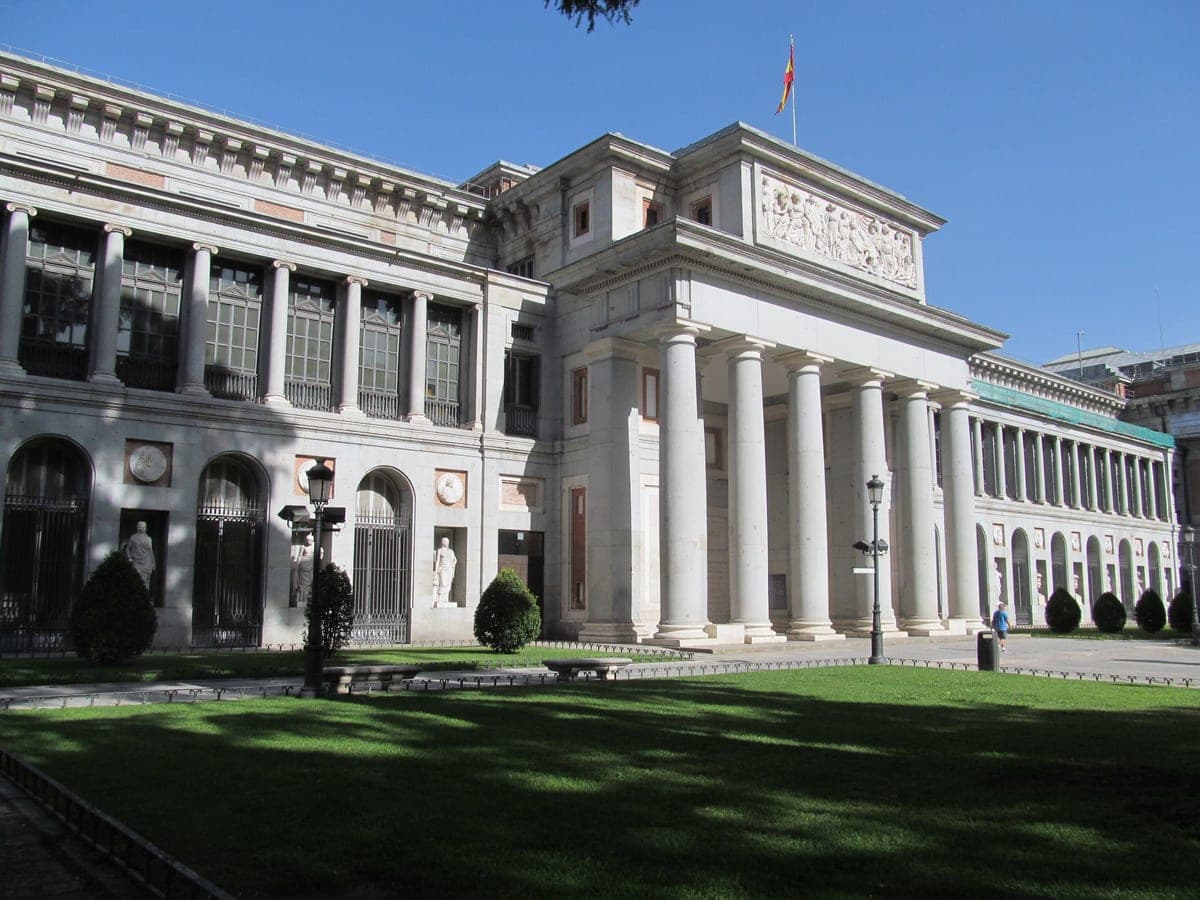 Fațada Muzeului Prado, cu intrarea Velázquez.