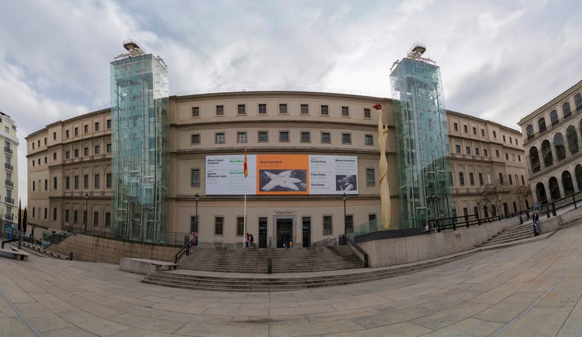 Clădirea Muzeului Reina Sofía, cu turnurile de sticlă ale lifturilor.
