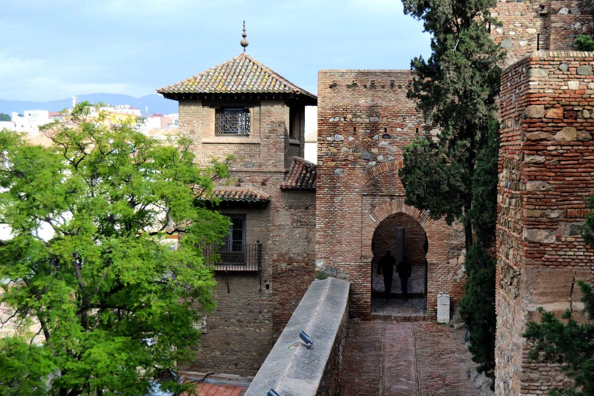 Poarta și turnul de cărămidă din Alcazaba Málagăi.
